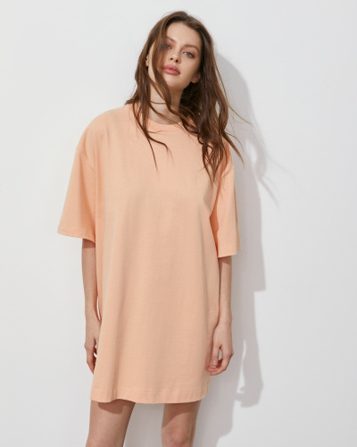 Платье-футболка персикового цвета