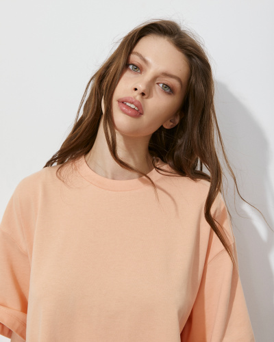 Платье-футболка персикового цвета